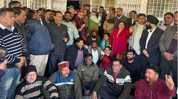 अंकिता मर्डर केस- वीआईपी के सवाल पर कांग्रेस उतरी सड़क पर