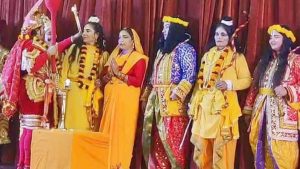 उत्तराखंड की महिला रामलीला देख अभिभूत हुए यूपी के सीएम