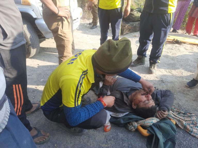 *जनपद पौड़ी- गुमखाल के पास कार हुई खाई में दुर्घटनाग्रस्त,