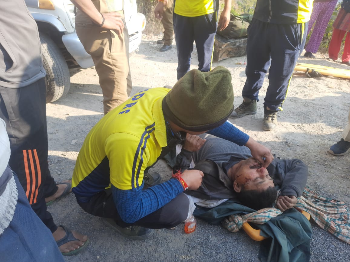 *जनपद पौड़ी- गुमखाल के पास कार हुई खाई में दुर्घटनाग्रस्त,