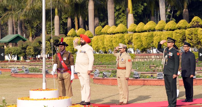 राज्यपाल ने राजभवन एवं परेड ग्राउंड में फहराया राष्ट्रीय ध्वज