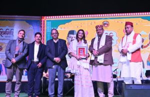 विशिष्ट कार्य कर रहे लोगों को हिमगिरि गौरव सम्मान से नवाजा