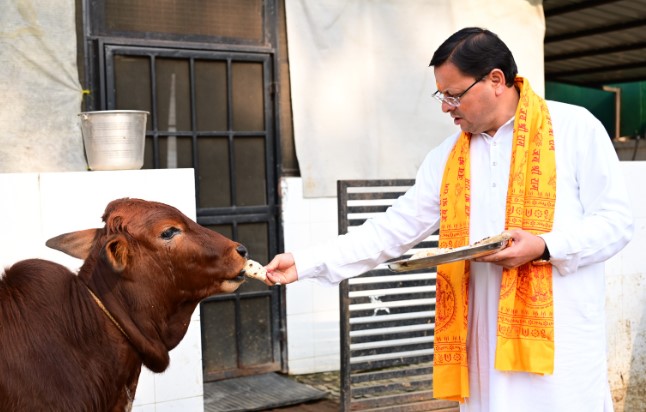 सीएम ने रामचरितमानस की चौपाइयों का पाठ कर की गौ सेवा