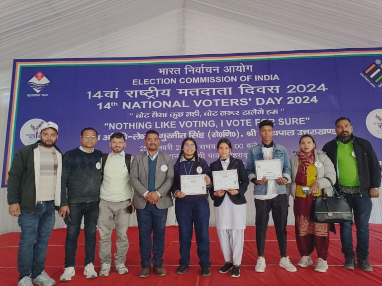 स्वीप चमोली की दिव्यांग मतदाता प्रदर्शनी को राज्यपाल ने सराहा