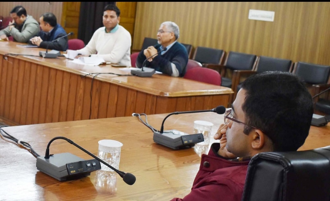 कम मतदान प्रतिशत वाले बूथों पर चलाए विशेष जागरूकता अभियान-डीईओ