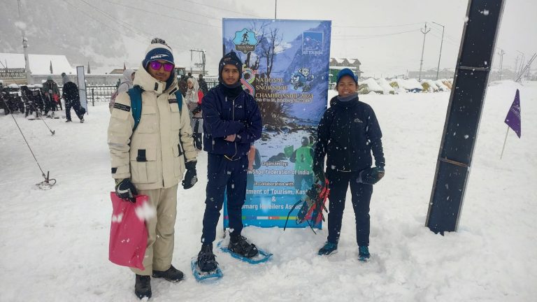 कश्मीर सोनमार्ग में देवाल की सरोजनी कोटेडी नें स्नो शू