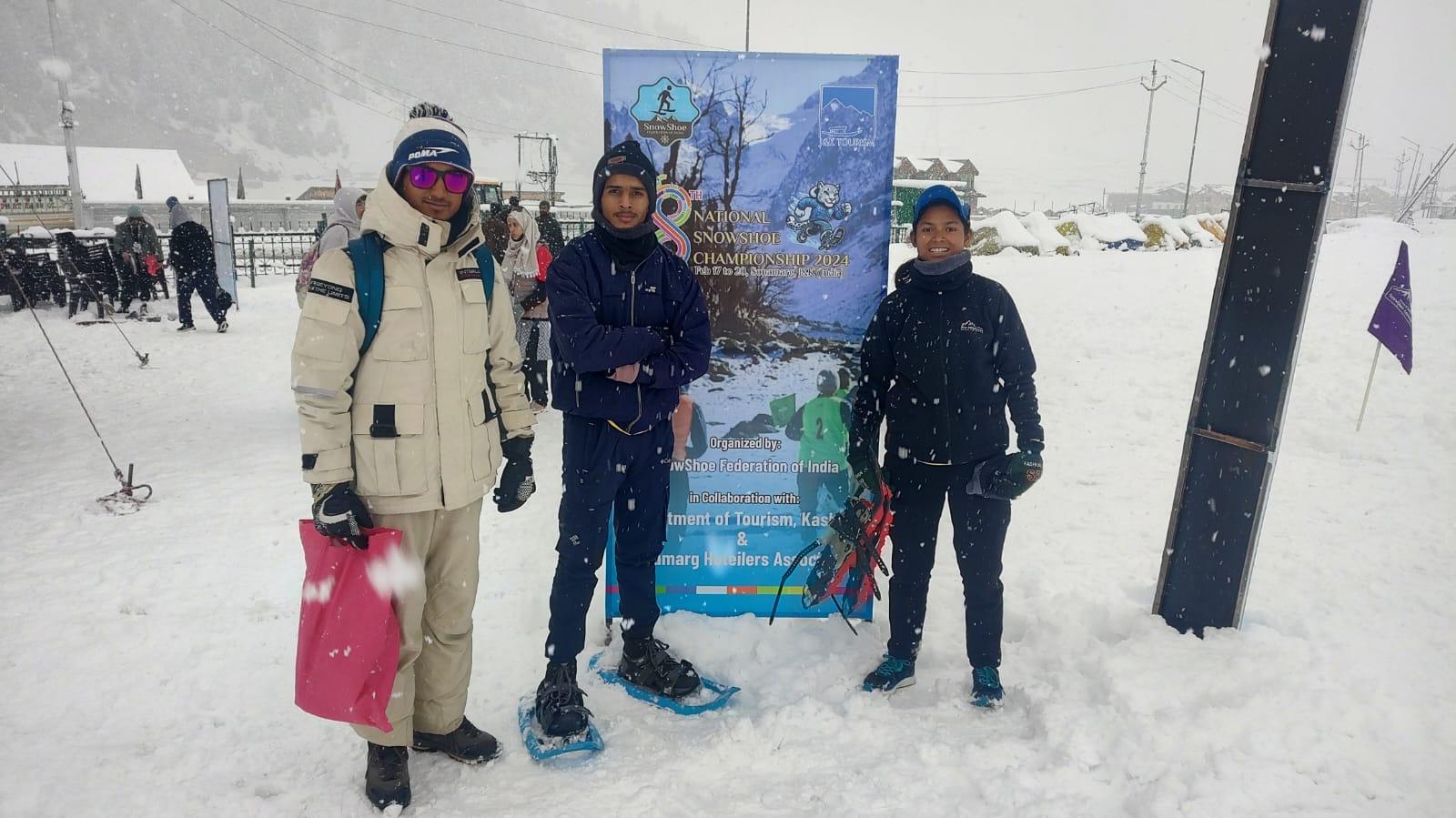 कश्मीर सोनमार्ग में देवाल की सरोजनी कोटेडी नें स्नो शू