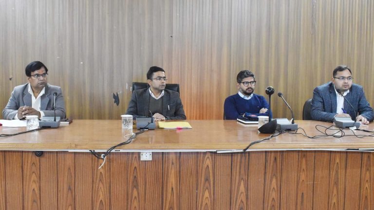चारधाम यात्रा की तैयारियों को लेकर डीएम ने ली बैठक