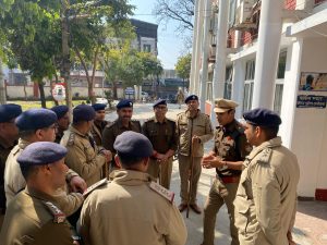 थाना/चैकियो में नियुक्त पुलिस बल के साथ-साथ पुलिस कार्यालय के
