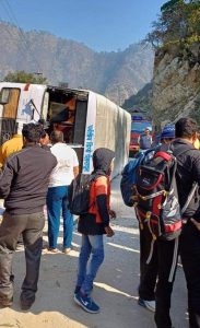 द्वाराहाट से देहरादून जा रही रोडवेज की बस असंतुलित होकर