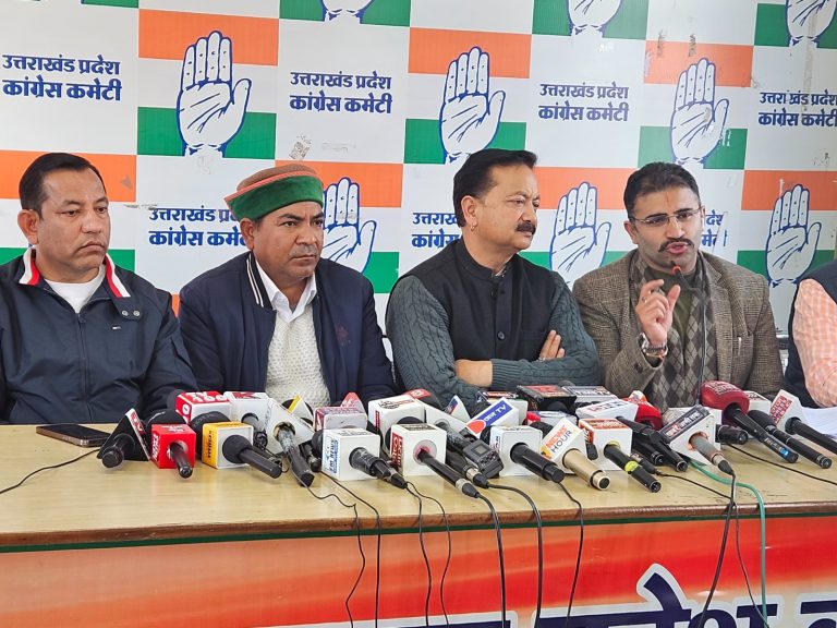 प्रधानमंत्री के आदेशों को दरकिनार कर आबकारी विभाग का प्लास्टिक