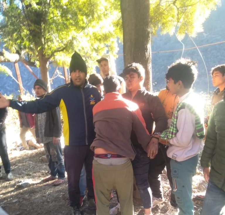 युवक के लिए देवदूत बने SDRF जवान, खाई से किया