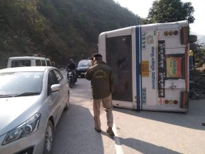 हादसा :30-35 सवारियों भरी रोडवेज बस सुबह सवेरे अनियंत्रित हो