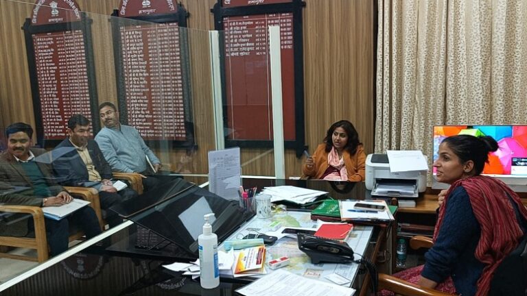 डीएम बोलीं, कार्मिकों की सूची नहीं भेजने वाले विभागों पर एफआईआर दर्ज की जाय