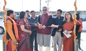 “Thaur The Doon Haat” जैविक हाट का रिबन काटकर शुभारंभ करते कृषि मंत्री गणेश जोशी