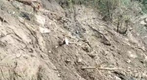 उत्तरकाशी में सड़क बनाने के लिए पहाड़ी काटने के दौरान