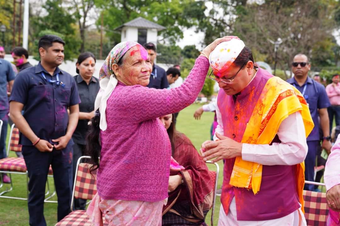 उत्तराखंड : मुख्यमंत्री सहित मंत्र्री ,विधायक ,जनता सब दिखे होली