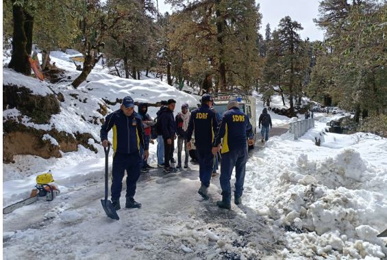 एसडीआरएफ ने रुद्रप्रयाग – चोपता के बीच फंसे पर्यटक दल को बचाया