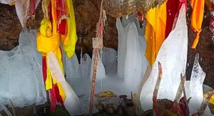 देवभूमि की इस गुफा में हो रहे बाबा बर्फानी के