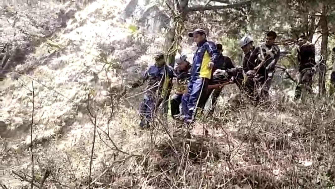 पहाड़ी से खाई में गिरे युवक की SDRF ने बचाई