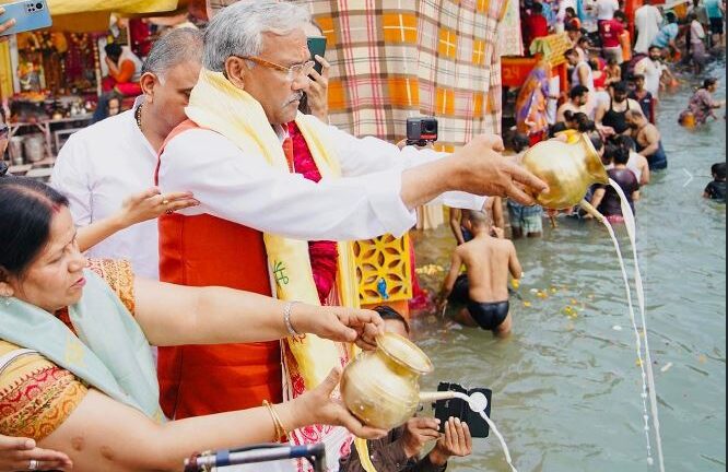 पूर्व मुख्यमंत्री त्रिवेंद्र सिंह रावत ने हरकी पैड़ी पहुंचकर की पूजा- अर्चना