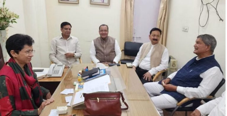 प्रदेश प्रभारी के साथ हरीश रावत सहित वरिष्ठ नेताओं की