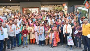 भाजपा प्रत्याशी माला राज्य लक्ष्मी शाह के पक्ष में मतदान की अपील करते कैबिनेट मंत्री गणेश जोशी