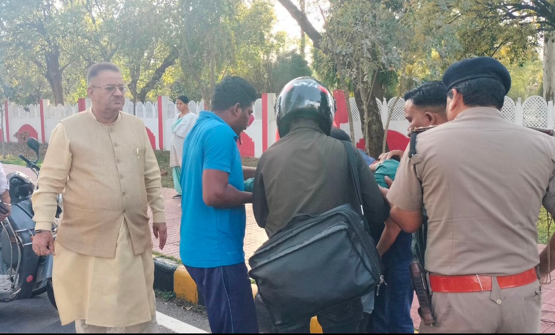 सड़क दुर्घटना में घायल हुए व्यक्ति के लिए देवदूत बने