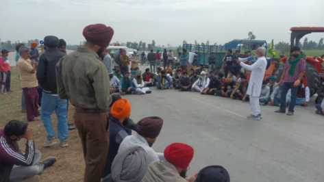 Farmers of Uttarakhand ready to march to Delhi by parking tractors on the highway in support of farmers on the Indus border.