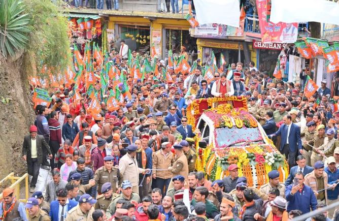 सीमांत उत्तरकाशी में सीएम के रोड शो में जनता ने बढ़ चढ़ कर की भागीदारी 