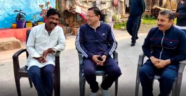 सुबह सुबह बीजेपी अनुसूचित मोर्चे के उपाध्यक्ष के घर पहुंचे