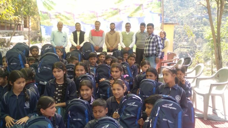 सेवा इण्टरनेशनल संस्था ने विद्यार्थियों को वितरित किए स्कूल बैग,