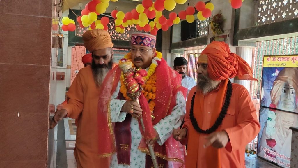 महाराज ने किया पवित्र छड़ी यात्रा का शुभारंभ