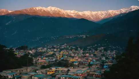 Uttarakhand will experience the hottest heat of the season today, strong winds will blow in 6 districts including Dehradun.