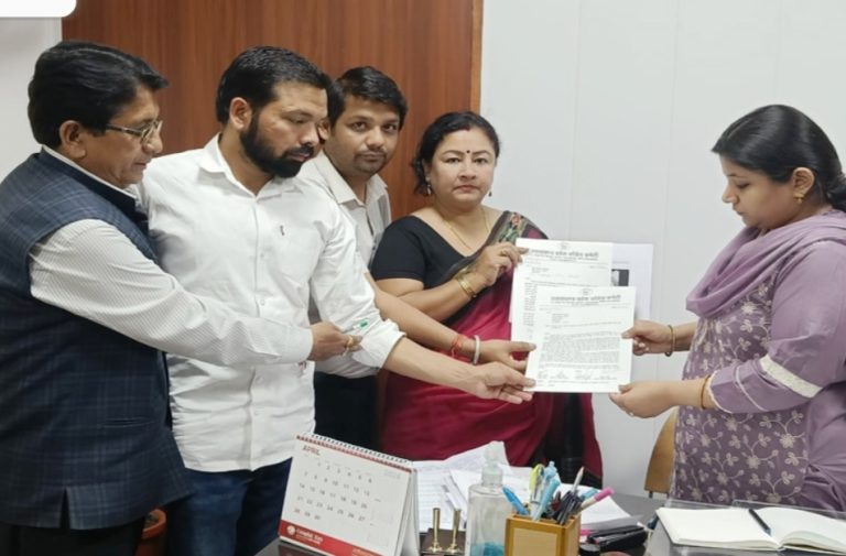 कांग्रेस प्रतिनिधिमंडल ने सौंपा संयुक्त निर्वाचन अधिकारी को लिखित शिकायती