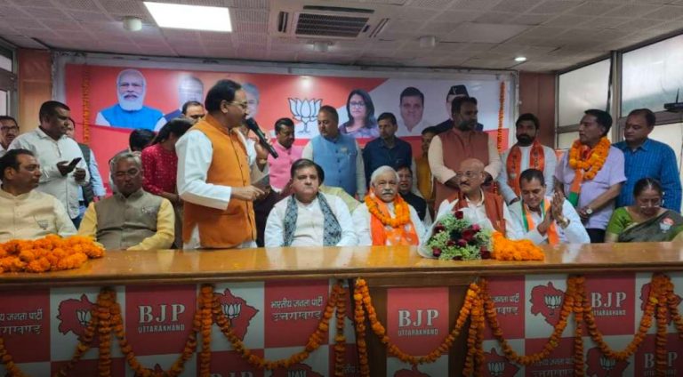 दिनेश अग्रवाल ने समर्थको समेत बीजेपी का दामन थामा, कांग्रेस