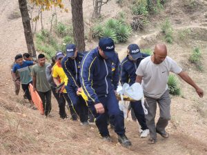 बारात से वापस आ रहा वाहन गिरा गहरी खाई में,