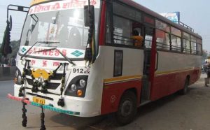 महिला सहित चार यात्रियों ने बस अड्डे के पास चाय