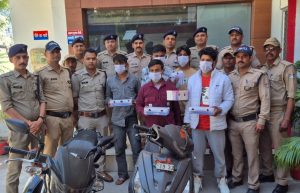 यहाँ गैंगस्टर व मारपीट मामले में 4 युवकों को तमंचों