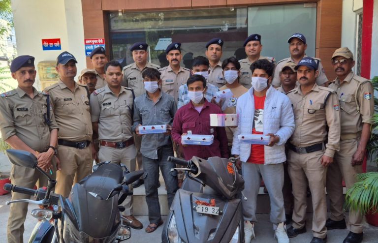 यहाँ गैंगस्टर व मारपीट मामले में 4 युवकों को तमंचों