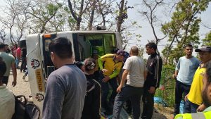 यात्रियों की बस पलटी, SDRF ने चलाया राहत व बचाव