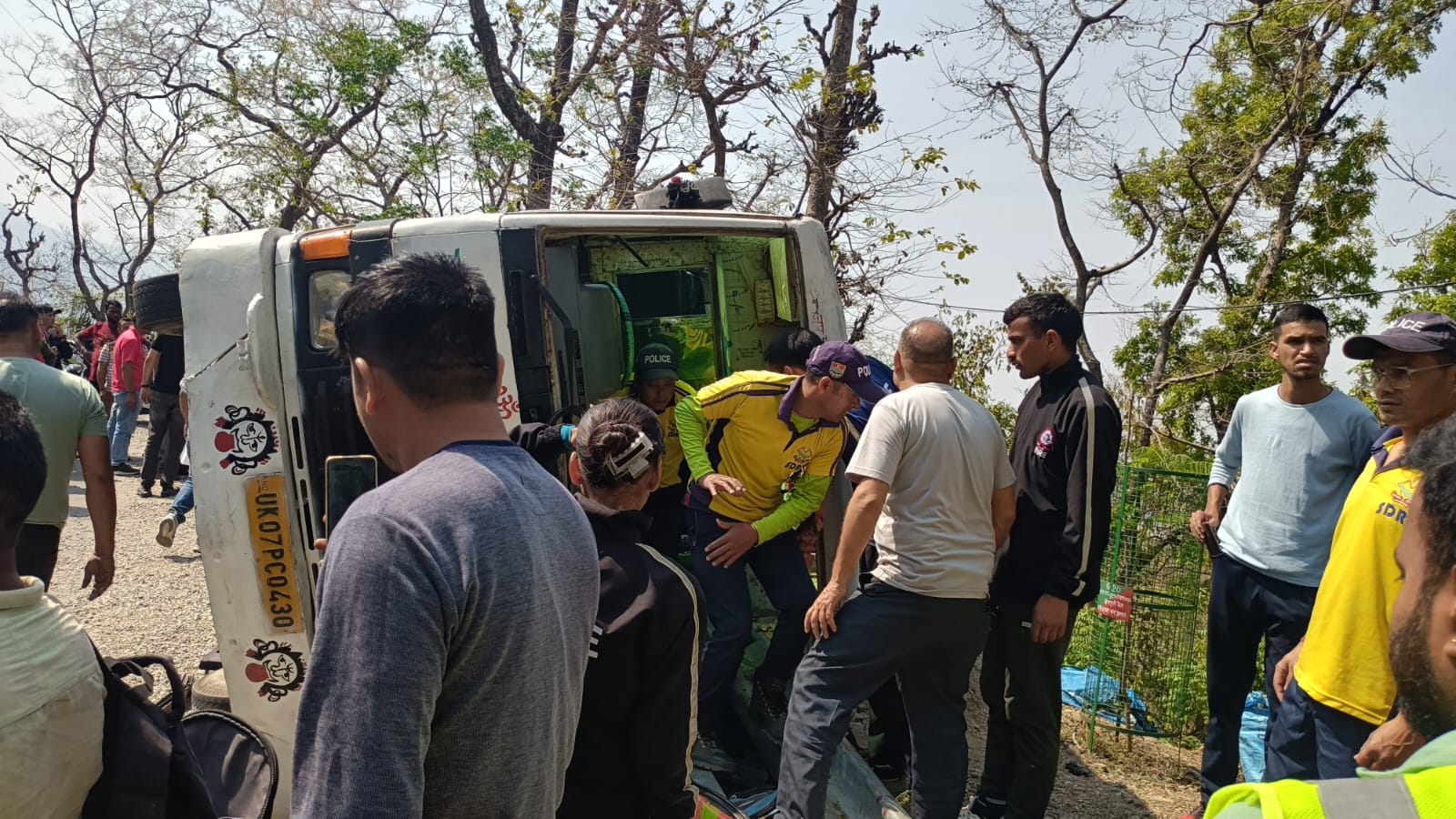 यात्रियों की बस पलटी, SDRF ने चलाया राहत व बचाव