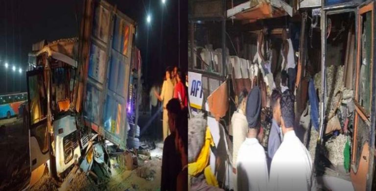 उत्तराखंड आ रही बस में जा घुसा बजरी भरा डंपर,