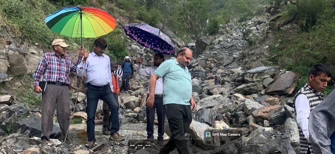 7 किलोमीटर पैदल चल कर प्रधानमंत्री ग्राम सड़क योजना के