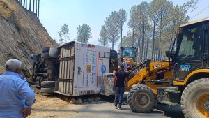 उत्तरकाशी :यमुनोत्री राजमार्ग सिल्कायरा में बस पलटी - myuttarakhandnews.com