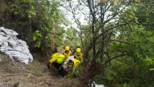 कद्दूखाल के पास यूटिलिटी वाहन खाई में दुर्घटनाग्रस्त एक की