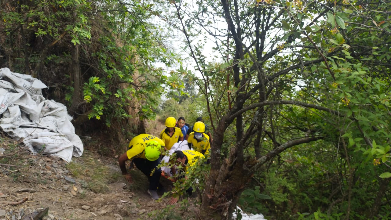 कद्दूखाल के पास यूटिलिटी वाहन खाई में दुर्घटनाग्रस्त एक की