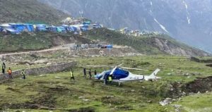 केदारनाथ में हेलीकॉप्टर की इमरजेंसी लैंडिंग, बाल बाल बचे यात्री