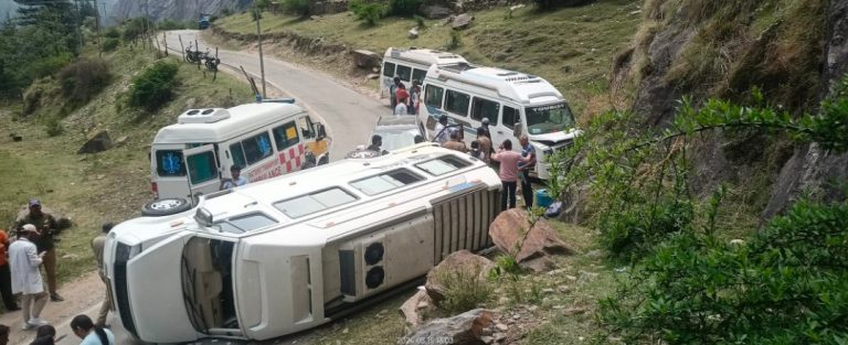 *गंगोत्री हाइवे सोनगाड के पास यात्री वाहन दुर्घटनाग्रस्त, सभी यात्री
