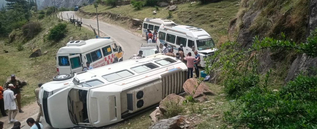 *गंगोत्री हाइवे सोनगाड के पास यात्री वाहन दुर्घटनाग्रस्त, सभी यात्री